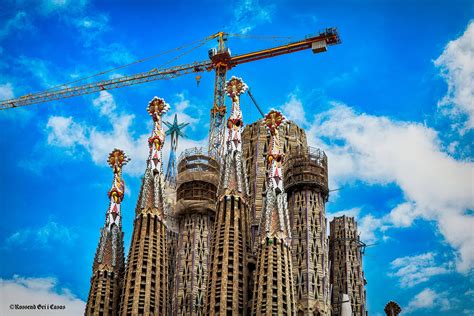 De Sagrada Família: Een Gigantische Kerkschat van Gaudí en een Labyrinth van Kunst!