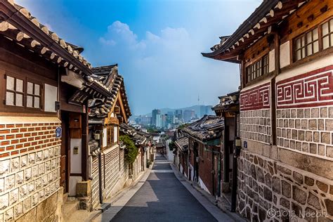 De Namsan Hanok Village! Een traditioneel Koreaans dorp met schitterende uitzichten.