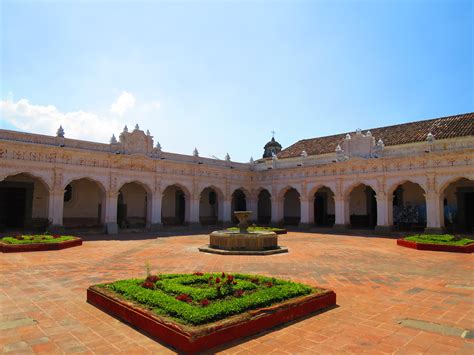 Museo de Arte Colonial en Rionegro: Ontdek een schatkamer van koloniale kunst en architectuur!