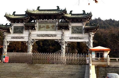  Yunlongshan Temple! Ontdek de serene schoonheid van deze historische bergtempel.